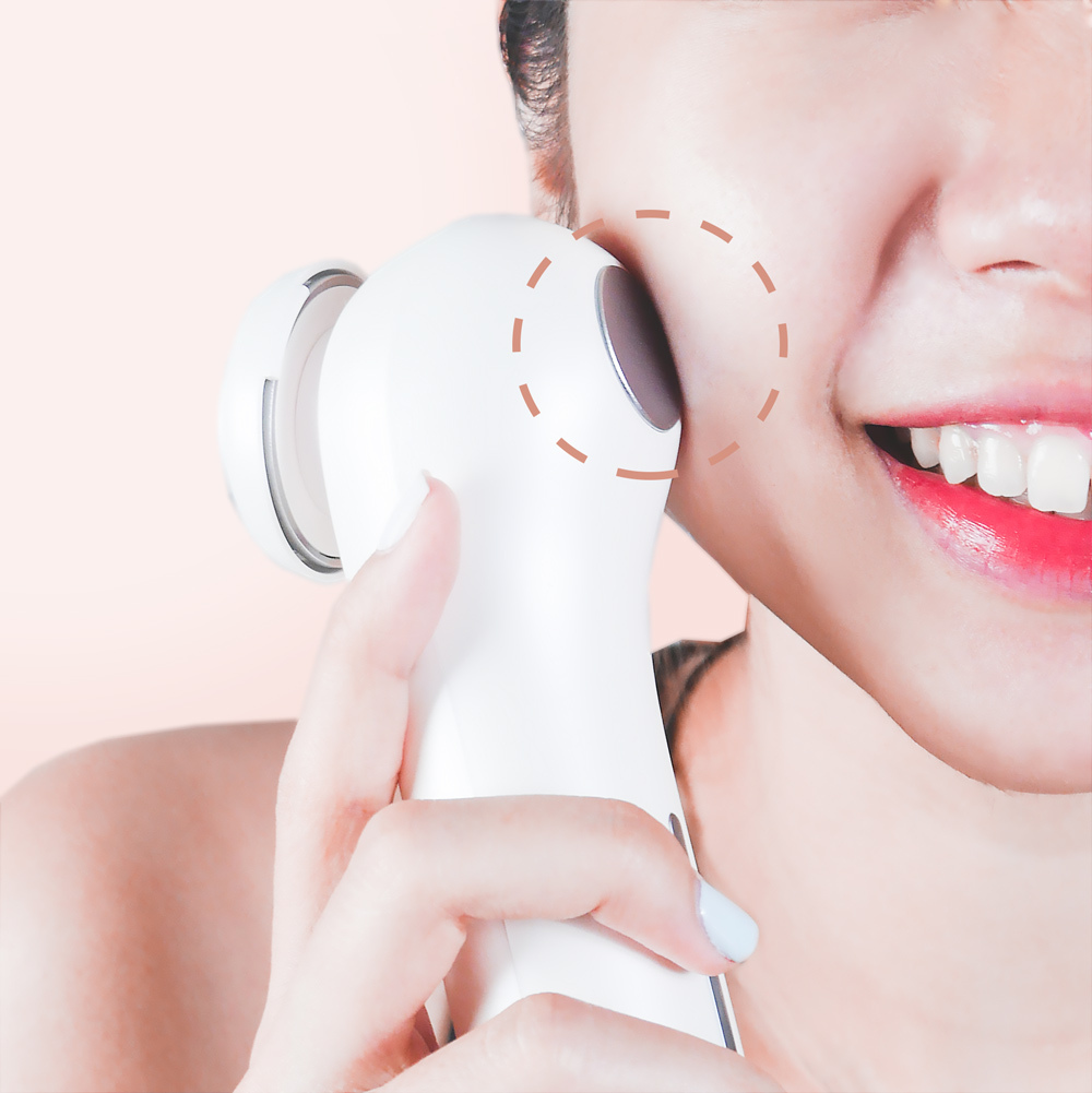Máy rửa mặt Halio đang được sử dụng trên da, thể hiện sự kết hợp hoàn hảo giữa máy rửa mặt và máy đẩy tinh chất dưỡng trắng. Hình ảnh minh họa lý do nên đầu tư cả hai thiết bị trong quy trình chăm sóc da.