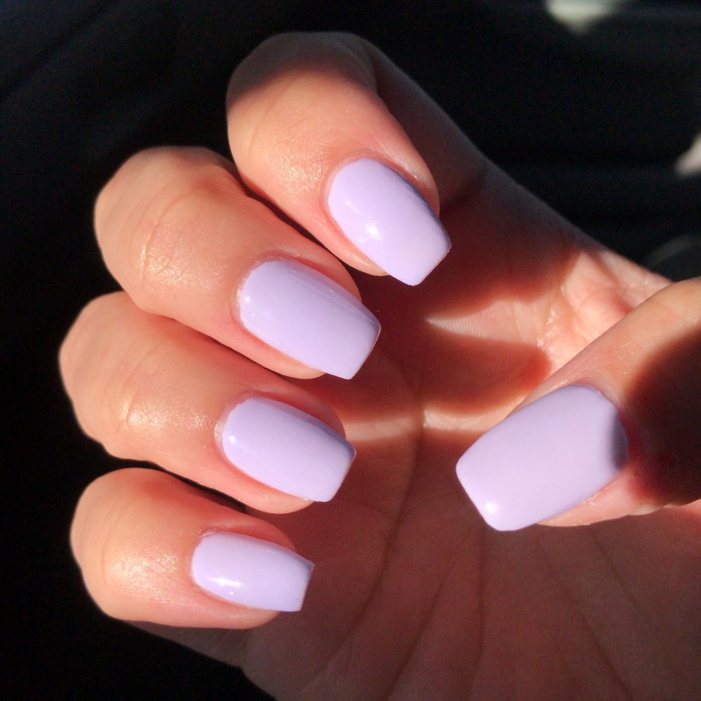Bàn tay với bộ móng màu tím lilac rực rỡ, phản ánh xu hướng thời trang hiện đại. Bạn đã sẵn sàng trở thành tín đồ của sắc màu dẫn đầu xu hướng với Lixibox chưa? Khám phá cách làm nổi bật bản thân cùng tim lilac nhé!