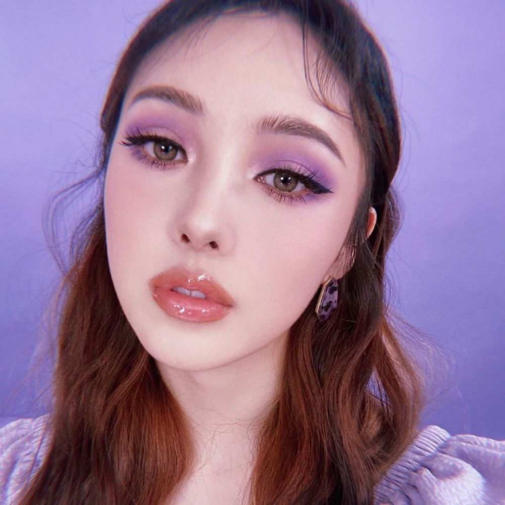 Cô nàng với lớp trang điểm tím lilac nổi bật, tạo điểm nhấn thời trang. Bài viết trên Lixibox khám phá cách biến hóa thành trendsetter với sắc tím lilac, một màu sắc đang dẫn đầu xu hướng thời trang.