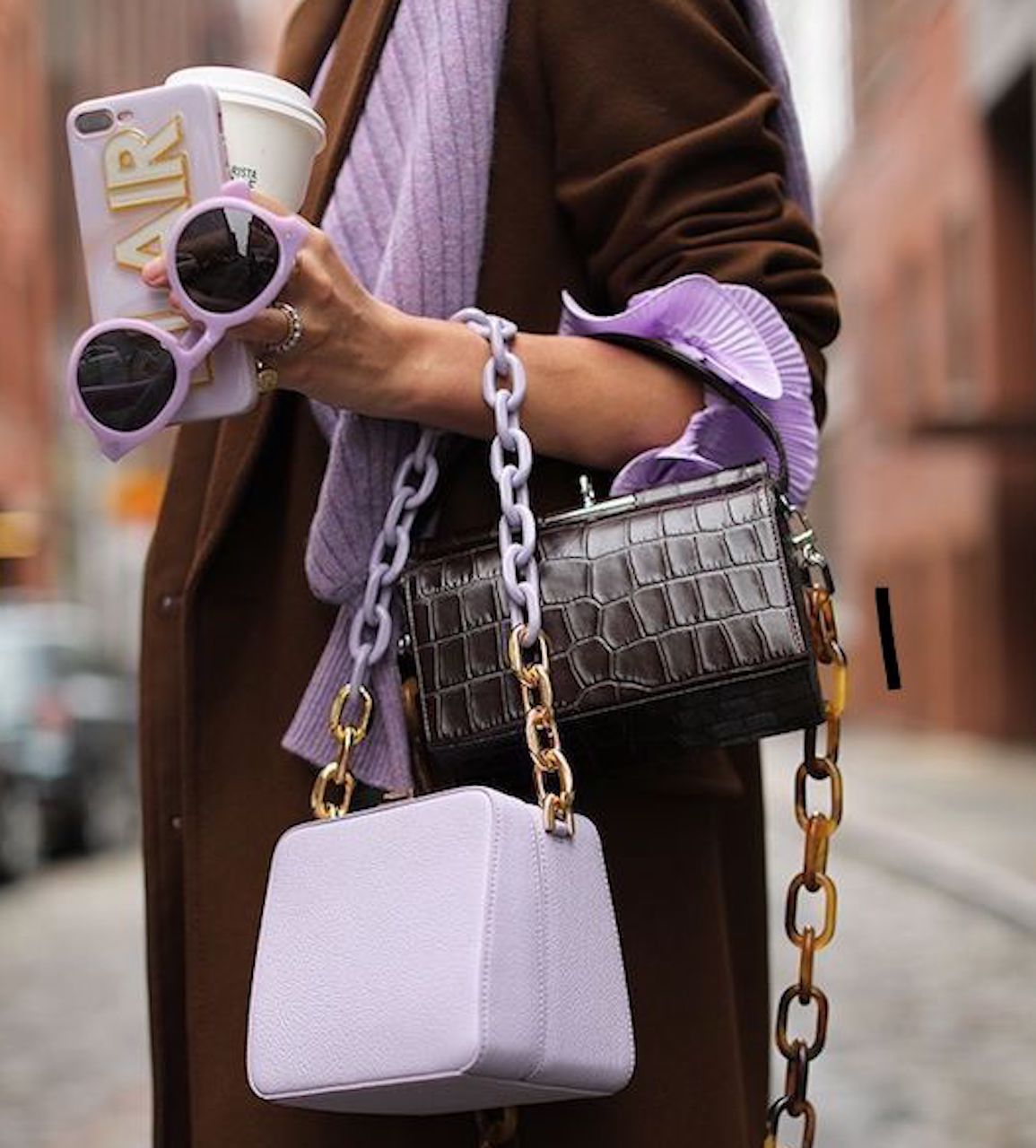 Cô gái thời trang diện sắc tím lilac với túi xách và phụ kiện trendy, mang đến cảm hứng cho những tín đồ yêu thích xu hướng thời trang tại Lixibox. Tím lilac, sự kết hợp hoàn hảo giữa hồng nhạt và xanh da trời, đang dẫn đầu xu hướng!