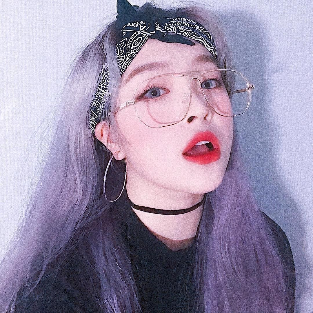 Màu tóc nhuộm tím lilac nổi bật, thể hiện phong cách hiện đại, trẻ trung. Bài viết khám phá 6 màu tóc hot nhất 2020 giúp bạn thêm phần thu hút giữa mùa hè đầy nắng.