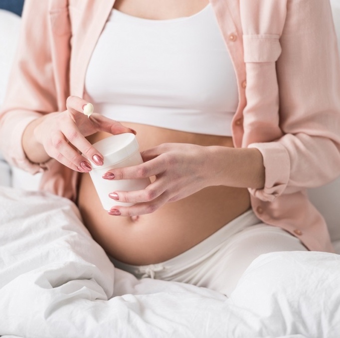 Mẹ bầu sử dụng sản phẩm dưỡng da trong quy trình dưỡng da, cần thận trọng với các hoạt chất trong mỹ phẩm để đảm bảo an toàn cho cả mẹ và em bé trong thời gian nhạy cảm mang thai.