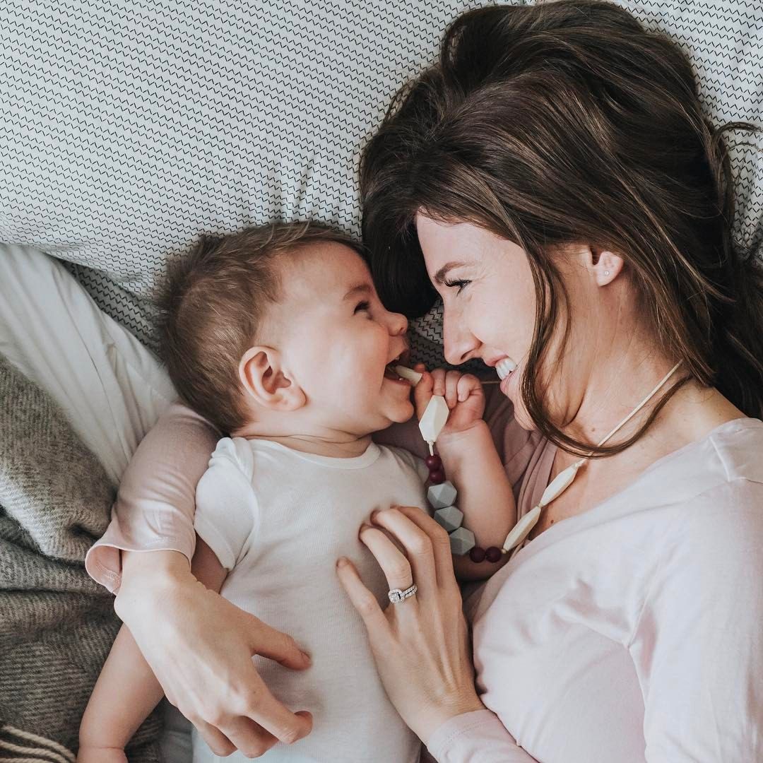 Mối nguy hại cho bé từ một số hoạt chất có trong mỹ phẩm mẹ dùng hàng ngày. Phụ nữ mang thai cần thận trọng trong quy trình dưỡng da để đảm bảo an toàn cho cả mẹ bầu và em bé, đặc biệt với các sản phẩm GWP.