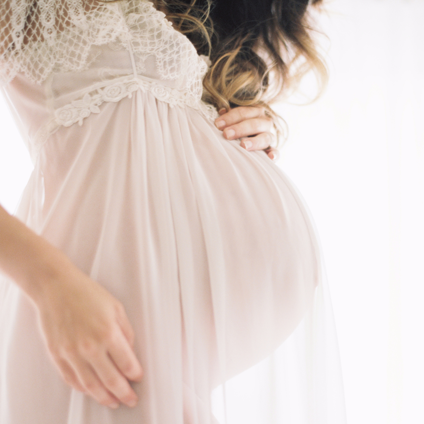Mối nguy hại cho bé từ một số hoạt chất có trong mỹ phẩm mẹ dùng hàng ngày. Bà bầu cần thận trọng với quy trình dưỡng da để đảm bảo an toàn cho cả mẹ và bé, nhất là trong giai đoạn nhạy cảm này. Tìm hiểu thêm về mỹ phẩm và GWP tại GWP Lixibox.