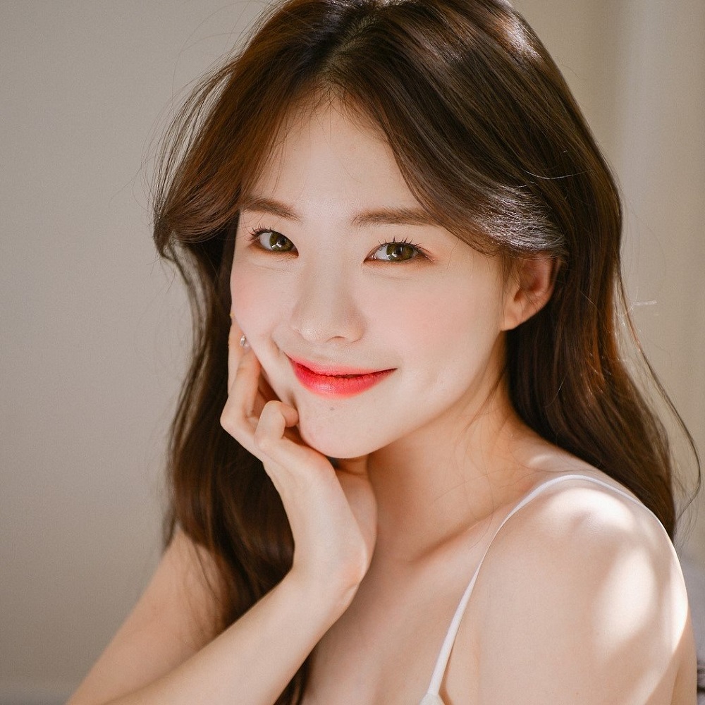 Hình ảnh thể hiện một cô gái trẻ trung với làn da rạng rỡ, đang mỉm cười và chăm sóc da. Bài viết chia sẻ các tips dưỡng da cực chuẩn cho nàng xứ sở nhiệt đới giữa mùa hè và hướng dẫn quy trình dưỡng da cần thiết để duy trì vẻ đẹp dưới nắng nóng.