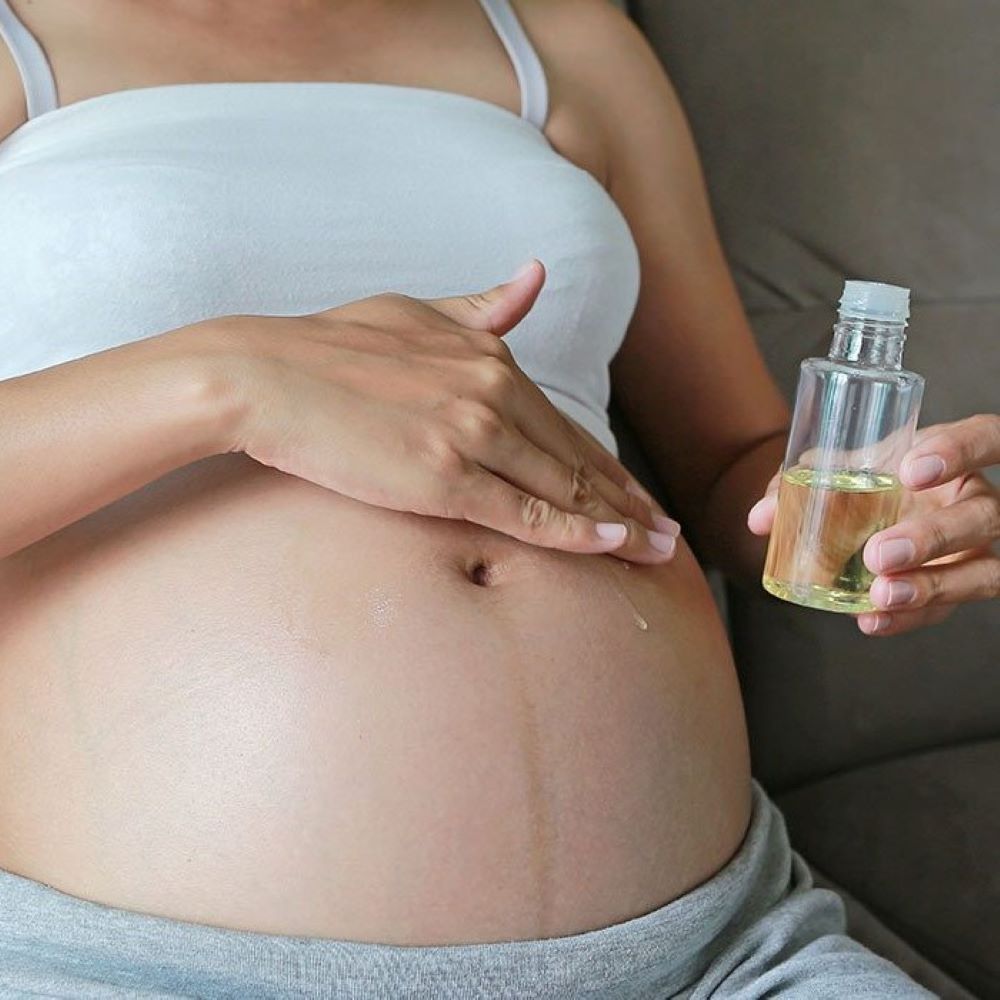 Bà bầu chăm sóc da bụng bằng dầu, chiến thuật quan trọng để chữa rạn da khi mang thai. Bài viết "5 mẹo cực hữu ích cho mẹ bầu tạm biệt nỗi lo rạn da" cung cấp bí kíp giữ gìn làn da mịn màng, đàn hồi.