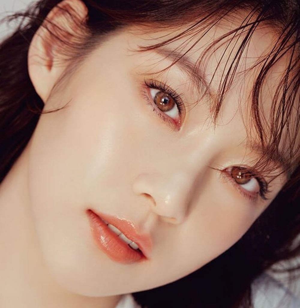 Những kiểu makeup look mùa hè đẹp mắt, tươi sáng tràn đầy sức sống, mang lại vẻ ngoài rạng rỡ và trẻ trung cho phái đẹp. Mùa hè là thời gian lý tưởng để thử nghiệm với gam màu như vàng và cam.