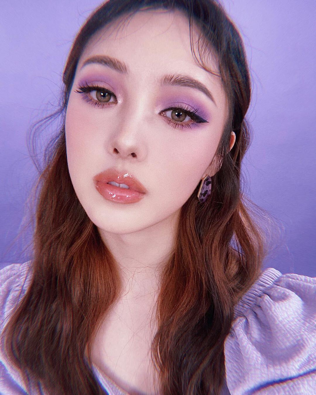 Những makeup look mùa hè đẹp như chỉnh ảnh chuyên nghiệp với màu sắc tươi sáng, nổi bật, đặc biệt là sự kết hợp của gam màu vàng, cam và phong cách trang điểm căng mọng, tạo cảm giác tươi mới, phù hợp cho mùa hè này.