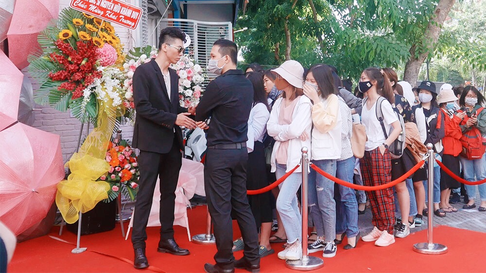 Sự kiện ra mắt tại Lixibox Phan Xích Long thu hút đông đảo giới trẻ với nhiều hoạt động thú vị, như chăm sóc da công nghệ cao, vẽ móng miễn phí, và thưởng thức đồ uống. Trải nghiệm không gian làm đẹp "chill" đầy hấp dẫn.