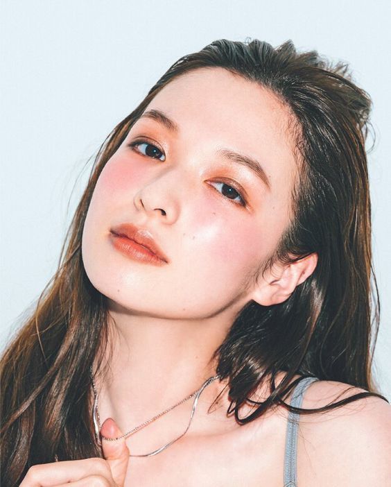 Những makeup look mùa hè tươi sáng, mang cảm hứng trái cây với tông màu vàng, cam rực rỡ. Hướng dẫn trang điểm trendy cho mùa hè đầy sức sống.