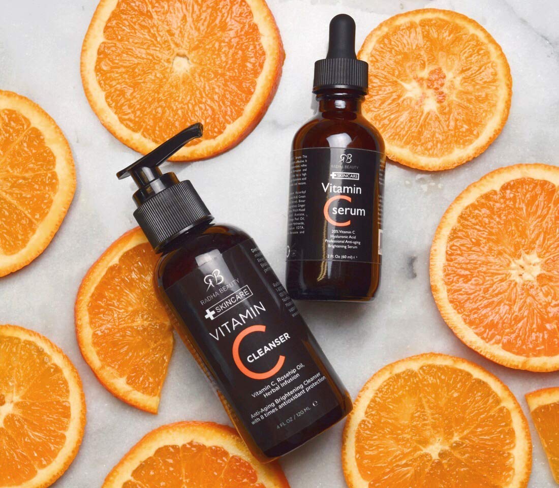 Sản phẩm chăm sóc da Vitamin C như sữa rửa mặt và serum nằm giữa những lát cam, mang lại hiệu quả dưỡng trắng da và phục hồi làn da bị tổn thương trong mùa dịch Covid.