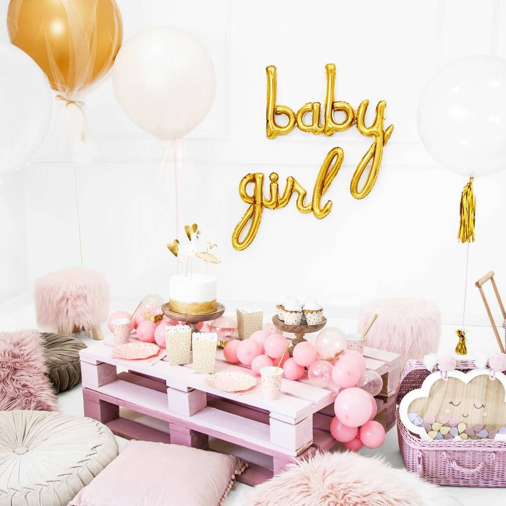 Bữa tiệc Baby Shower đầy màu sắc với phông chữ 'baby girl' màu vàng, bóng bay, bánh ngọt và đồ trang trí bục tiệc. Lời khuyên và ý tưởng tổ chức tiệc cho bé yêu được chia sẻ trong bài viết. Chuyên nghiệp và đáng yêu.