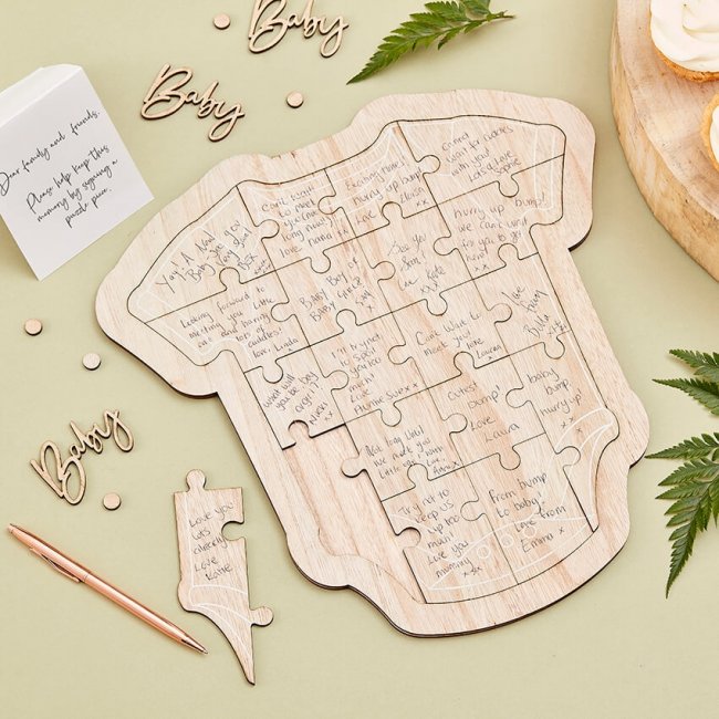Bài viết về cách chuẩn bị bữa tiệc Baby Shower chuyên nghiệp với bức ảnh minh họa các phụ kiện như hộp xếp hình, bút và đồ trang trí, tạo cảm hứng cho tiệc mừng em bé chào đời.