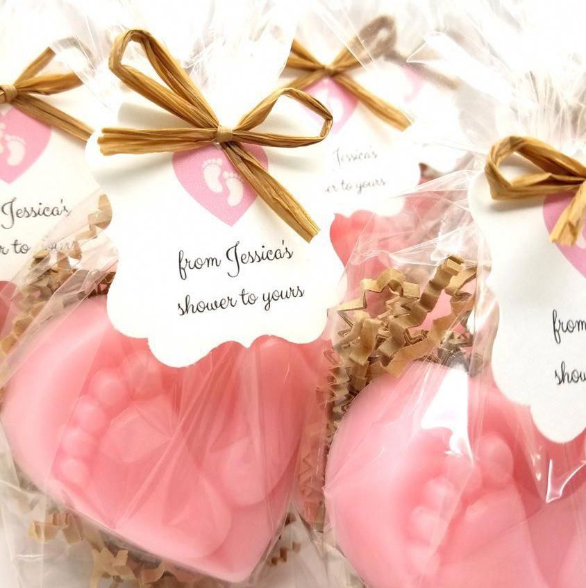 Quà tặng tiệc Baby Shower với thiết kế dễ thương, thẻ ghi chú làm từ giấy với thông điệp từ Jessica dành cho khách mời. Bài viết cung cấp mẹo chuẩn bị bữa tiệc thật chuyên nghiệp cho buổi mừng em bé.