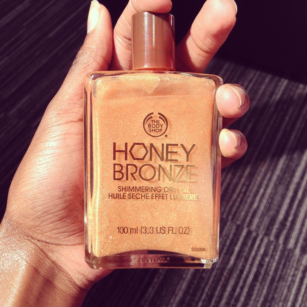 Chai dầu shimmer Honey Bronze từ The Body Shop, dung tích 100ml, tạo hiệu ứng sáng bóng hoàn hảo cho làn da, là lựa chọn lý tưởng cho những cô nàng yêu thích vẻ đẹp lung linh, xứng đáng có mặt trong danh sách top 6 dầu body shimmer.