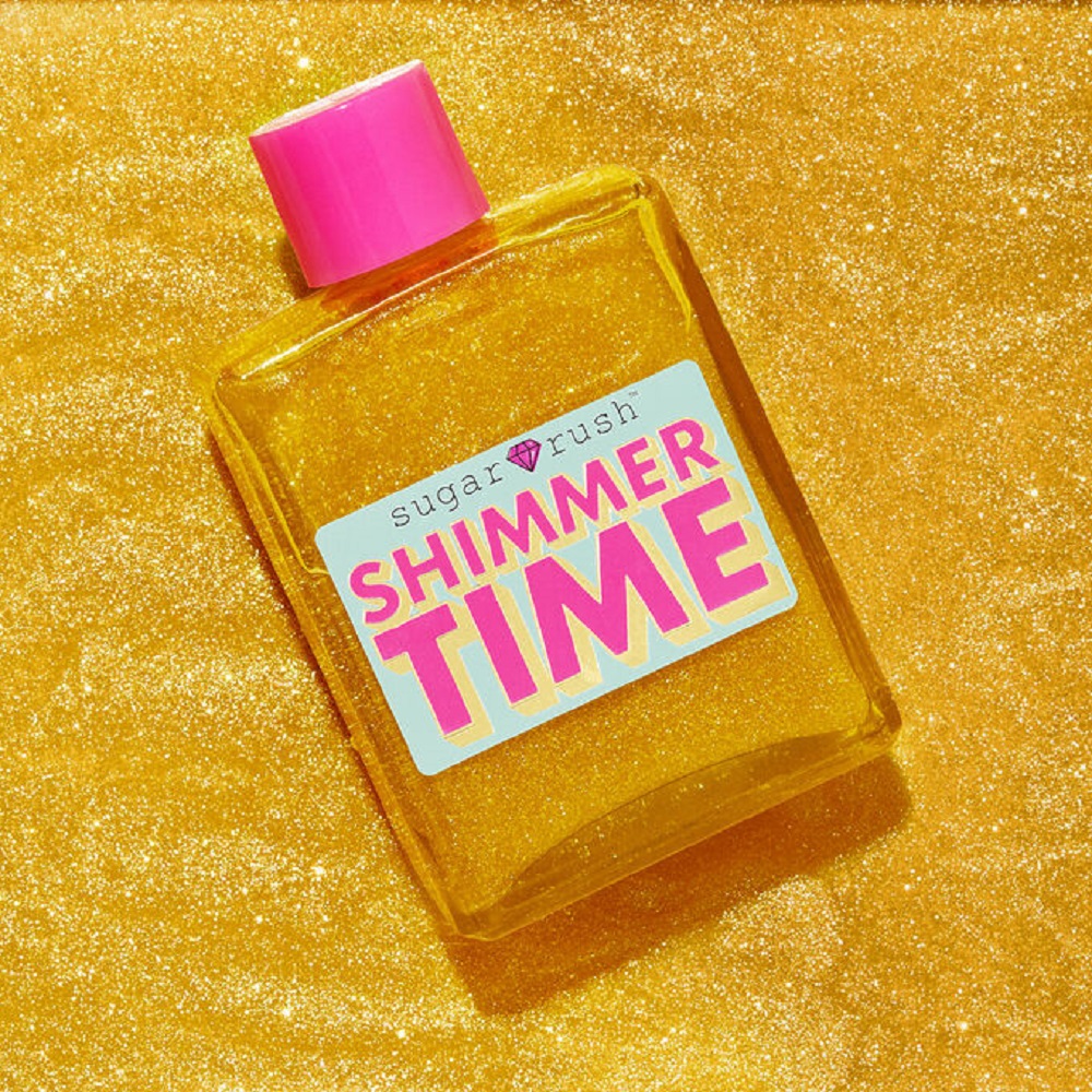 Bình dầu shimmer gold với nhãn hiệu "sugar rush" và dòng chữ "SHIMMER TIME", nền vàng lấp lánh, thể hiện sản phẩm dầu dưỡng ẩm có nhũ dành cho phái đẹp. Khám phá 6 sản phẩm shimmer body oil trong bài viết để tỏa sáng.