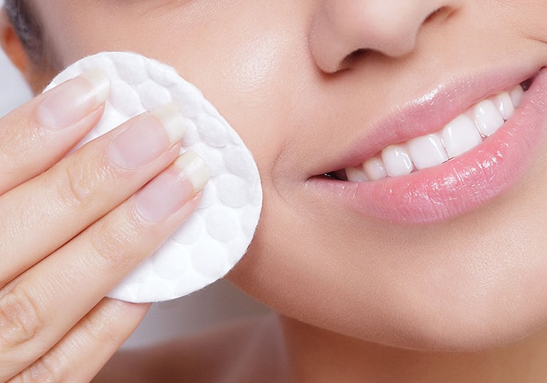 3 tiêu chuẩn lựa chọn tẩy trang cho da nhạy cảm. Nóng, rát, nổi mụn là hậu quả khi dùng sản phẩm không phù hợp. Ghi nhớ 3 tiêu chí để có sản phẩm tẩy trang vừa sạch vừa nhẹ nhàng cho làn da.