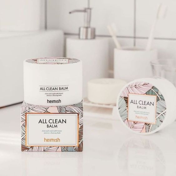 Bài viết giới thiệu 5 sáp tẩy trang được ưa chuộng trong giới skincare hiện nay, đặc biệt là sáp tẩy trang vàng tươi và okame super fruit. Những sản phẩm này giúp tẩy sạch lớp trang điểm hiệu quả, giúp làn da trở nên hoàn hảo như fashionista Jenn Im.