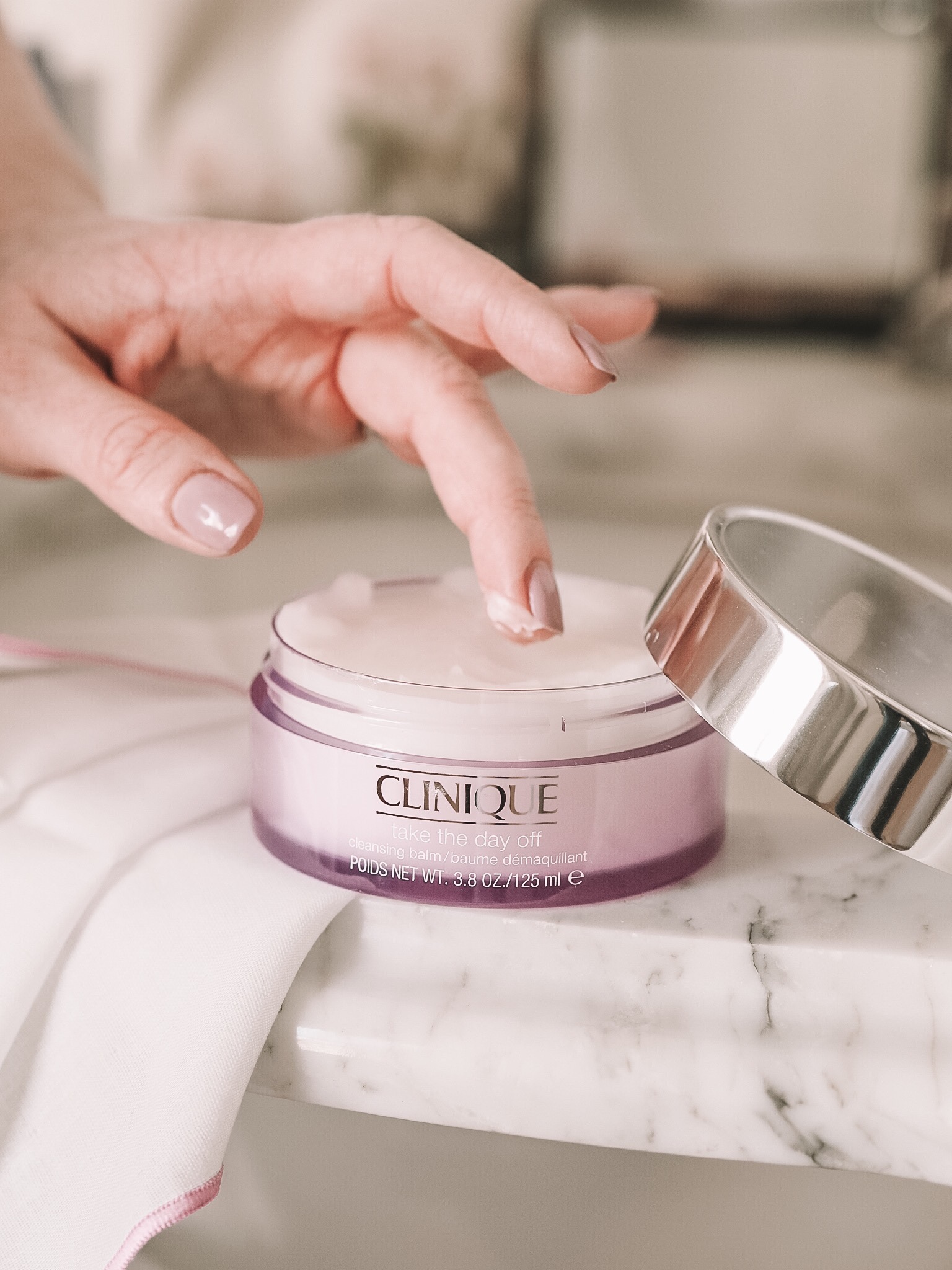 Sáp tẩy trang đang trở thành lựa chọn ưu tiên của những tín đồ skincare, nổi bật với sáp tẩy trang vàng tươi và okame super fruit. Bài viết này chia sẻ cách dùng sáp tẩy trang sao cho hiệu quả nhất, giúp làn da luôn sáng khỏe như Jenn Im.