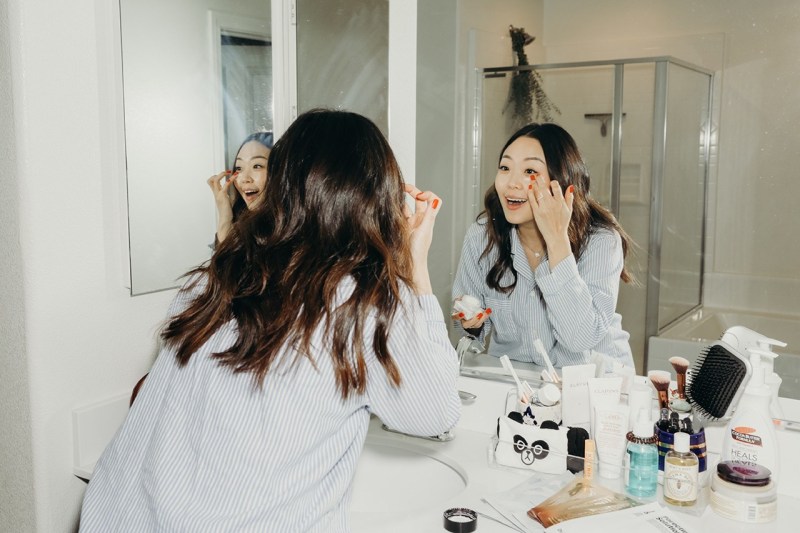Bài viết "Nhớ kĩ 4 lưu ý chăm sóc da dưới đây để mang bầu mà nhan sắc không "tuột dốc"" bàn luận về sự thay đổi hormone ảnh hưởng đến làn da mẹ bầu, những lo ngại khi dùng mỹ phẩm và sản phẩm an toàn cho cả mẹ và bé.