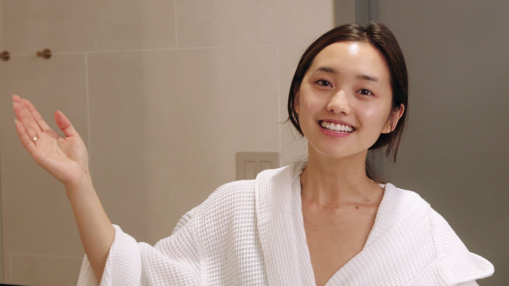 Khám phá 5 sáp tẩy trang nổi bật, giúp làn da bạn đẹp như fashionista Jenn Im. Cùng tìm hiểu về sáp tẩy trang vàng tươi và okame super fruit, cũng như cách dùng sáp tẩy trang hiệu quả nhất.