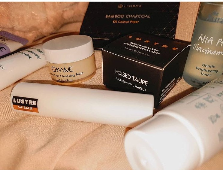 Bộ sản phẩm skincare và makeup trong Beauty Box siêu tiết kiệm từ Lixibox, bao gồm cleansing balm, toner, và lip balm. Khám phá dưỡng da và trang điểm dễ dàng với các sản phẩm phong phú, lý tưởng cho dịp cuối năm.