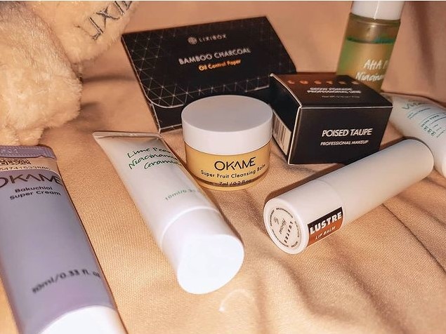 Bộ sản phẩm dưỡng da và trang điểm cao cấp trong Beauty Box từ Lixibox, bao gồm kem dưỡng, tẩy trang và mỹ phẩm khác, hoàn hảo cho hội chị em săn đón dịp cuối năm. Khám phá makeup, skincare ngon-bổ-rẻ với Tony!