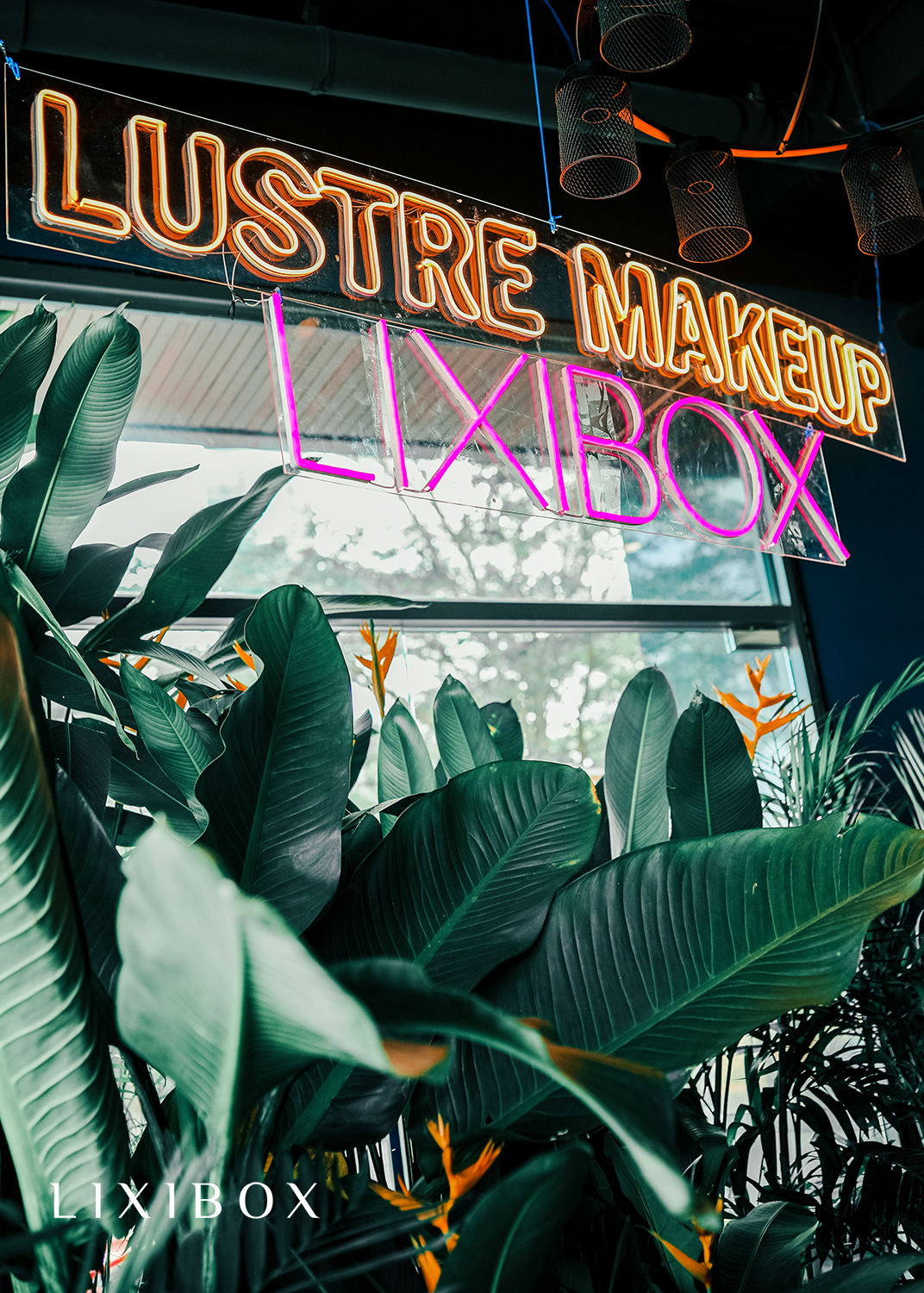 Biển hiệu sáng chói ghi chữ "LUSTRE MAKEUP" và "LIXIBOX" giữa không gian tiệc ra mắt sản phẩm mới của Lustre, thu hút sự chú ý với những mảng cây xanh, tôn vinh không khí sự kiện.