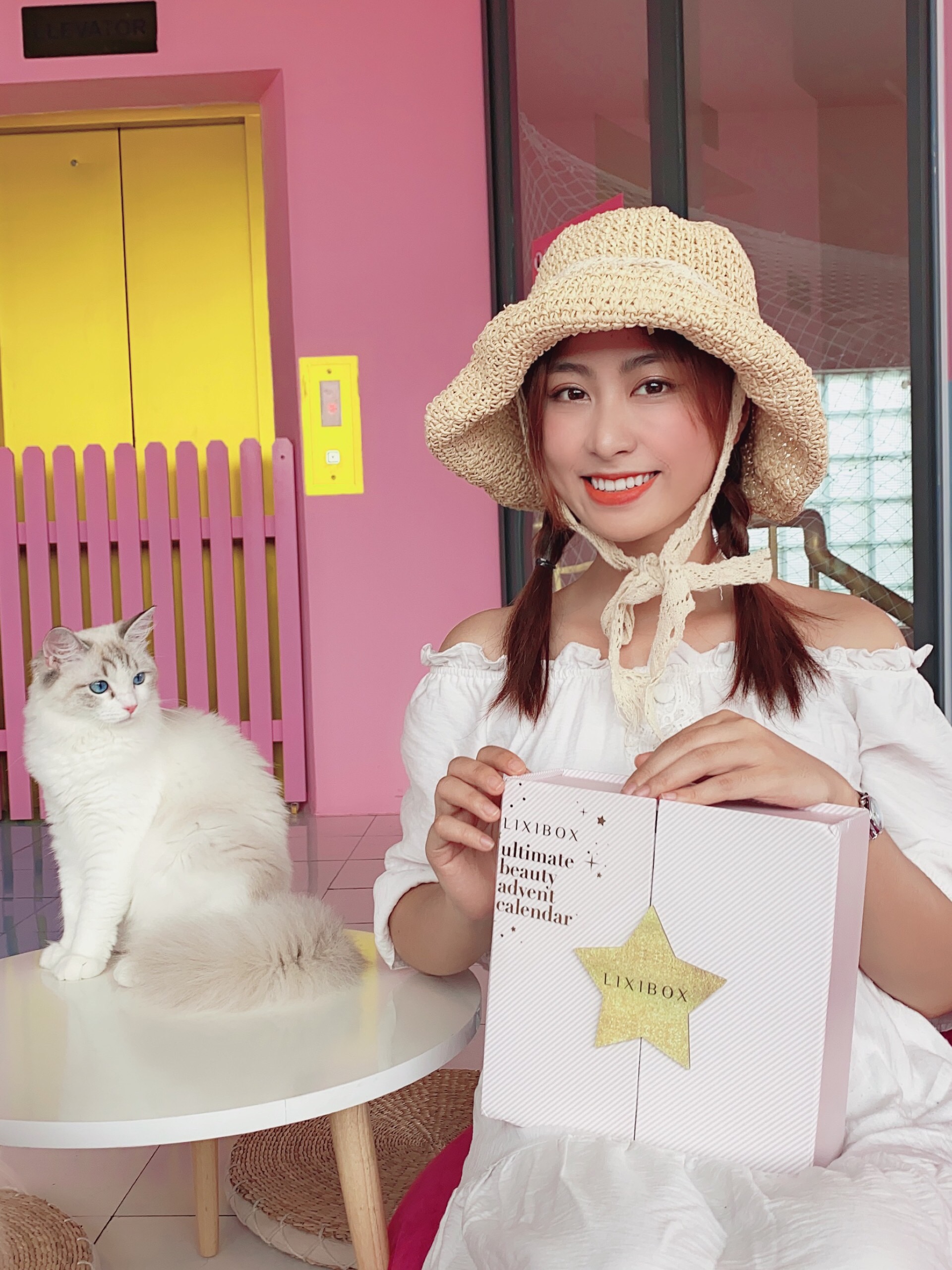 Hộp mỹ phẩm siêu to từ Lixibox, hoàn hảo để tặng nàng trong dịp năm mới. Hộp chứa 10 sản phẩm chăm sóc da với giá chỉ 510K, mang đến một món quà hấp dẫn cho mọi cô gái yêu thích làm đẹp.