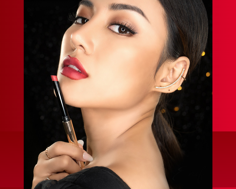 Hình ảnh cô gái xinh đẹp với son môi quyến rũ, thể hiện phong cách làm đẹp độc đáo. Bài viết khám phá 5 món quà tặng lý tưởng cho người yêu thích mỹ phẩm, đặc biệt có ưu đãi GWP hấp dẫn từ Lixibox, phù hợp với những ai đam mê lustre makeup và các sản phẩm của Halio.
