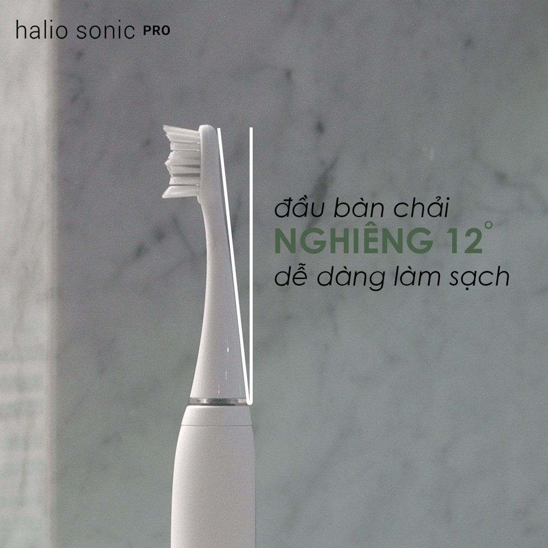Bàn chải điện Halio Sonic PRO với đầu bàn chải nghiêng 12° giúp dễ dàng làm sạch, so sánh hiệu quả với bàn chải thường, mang lại sự tiện lợi và giảm nguy cơ sâu răng, hôi miệng.