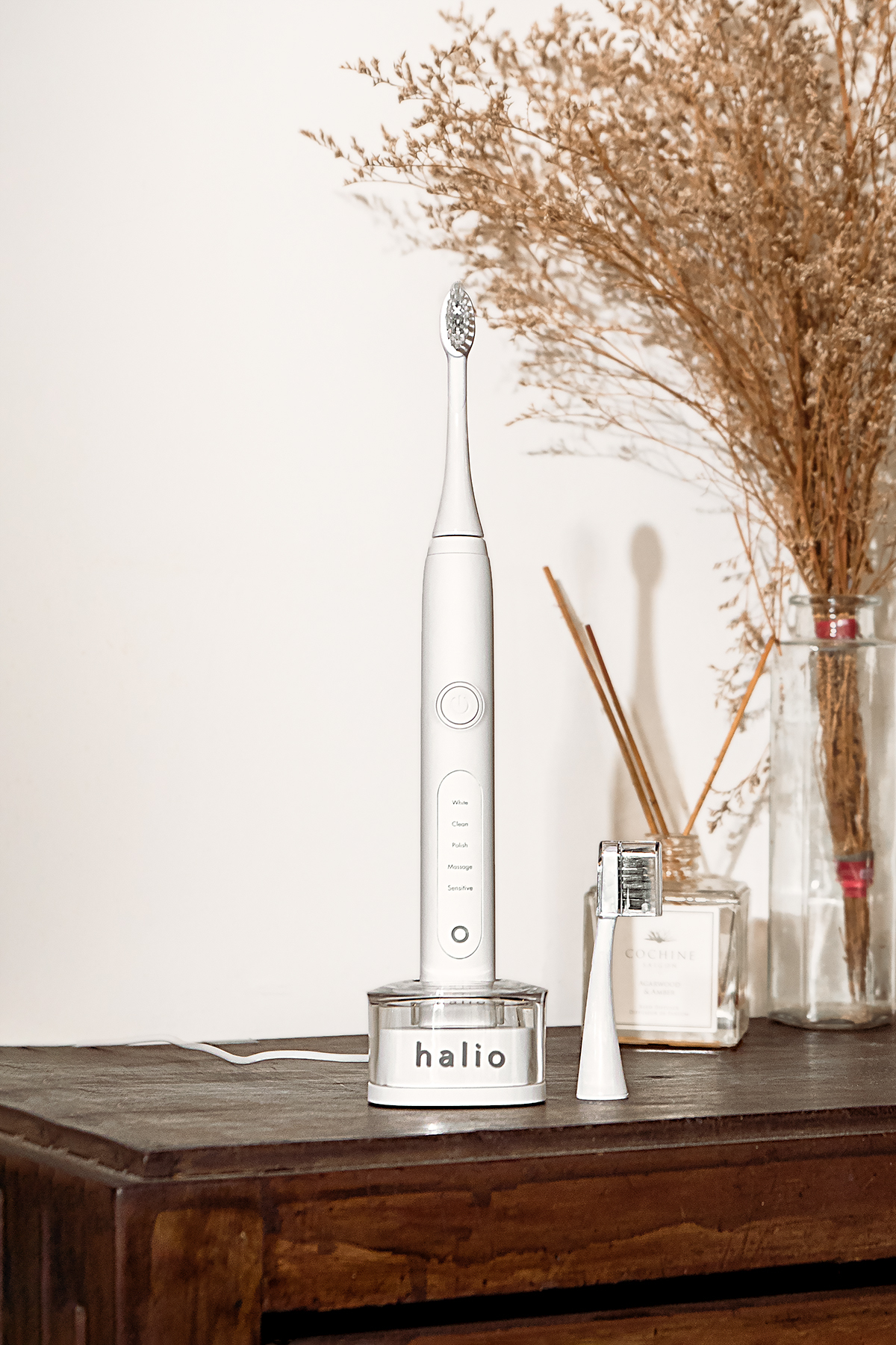 Bàn chải điện Halio Sonic và máy tăm nước là sản phẩm chăm sóc răng miệng hữu ích giúp làm sạch và làm trắng răng hiệu quả, đặc biệt cho những người đang niềng răng. Trải nghiệm vệ sinh răng miệng dễ dàng với những sản phẩm này.