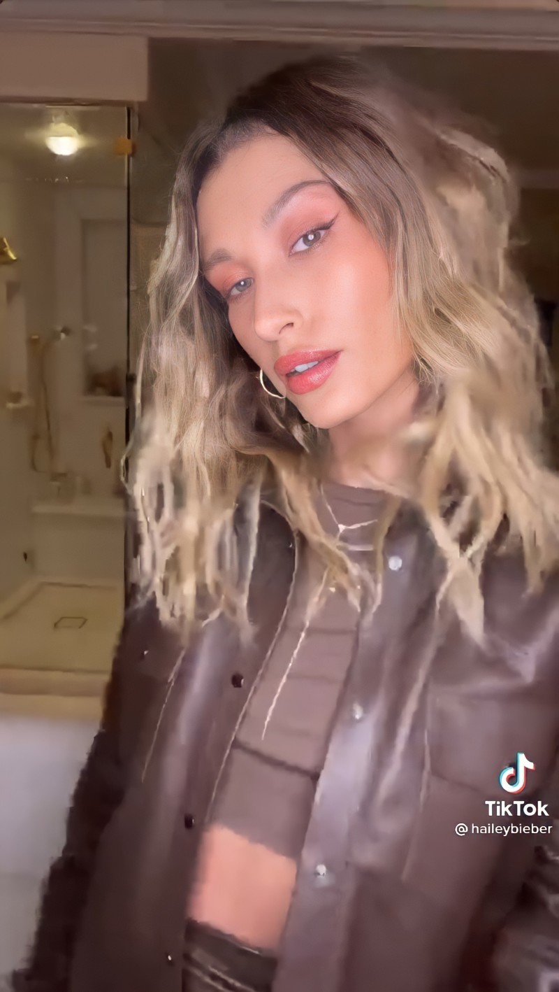 Justin Bieber khởi xướng hot trend trang điểm #peachesmakeupchallenge trên TikTok, tạo ra những video bắt nhịp theo điệu nhạc "Peaches" thu hút đông đảo người dùng. Trend trang điểm này đang khuynh đảo cộng đồng mạng.