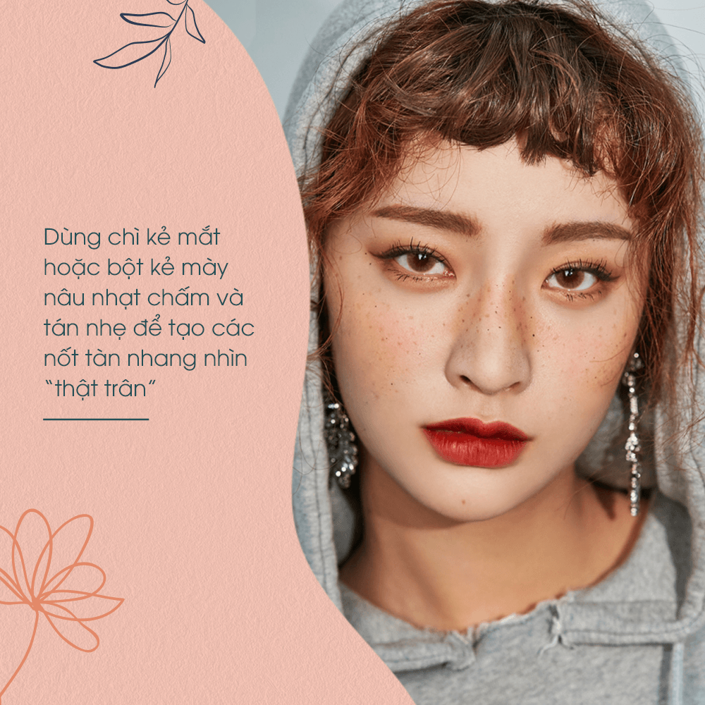 Mẹo trang điểm nàng thơ tại Đà Lạt: Dùng chỉ kẻ mắt hoặc bột kẻ mày nâu nhạt chấm và tán nhẹ để tạo các nốt tàn nhang nhìn "thật chân" cho ảnh hưởng hơi thơ mộng, thu hút hàng nghìn like.