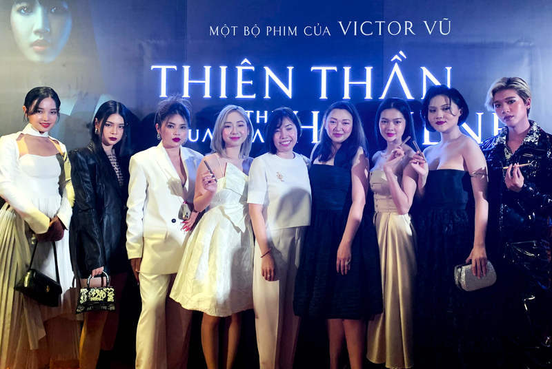 Dàn diễn viên và khách mời tham dự buổi công chiếu bộ phim Thiên Thần Hộ Mệnh của Victor Vũ, thể hiện phong cách quyến rũ với trang điểm Lustre và son Lustre. Sự kiện diễn ra vào ngày 27/4 với không khí hoành tráng.