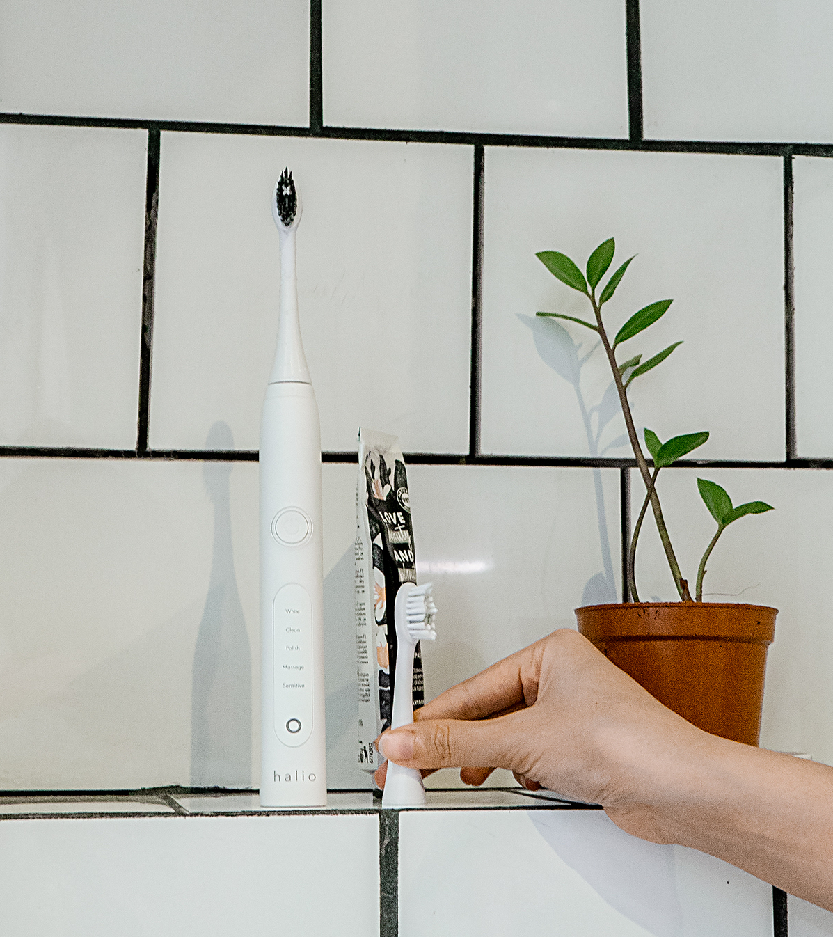 Bí kíp làm trắng răng hiệu quả trong 2 tuần với bàn chải điện Halio Sonic PRO. Bài viết chia sẻ các mẹo chăm sóc răng miệng đơn giản, giúp bạn có được hàm răng trắng khỏe và tự tin hơn khi giao tiếp.