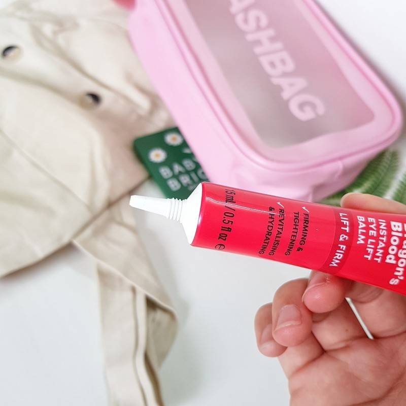 Kem mắt Dragon’s Blood Instant Eye Lift Balm Balance, giá dưới 100k, hiệu quả giảm thâm và xoá nhăn rõ rệt, lý tưởng cho vùng da quanh mắt nhạy cảm và lão hoá.