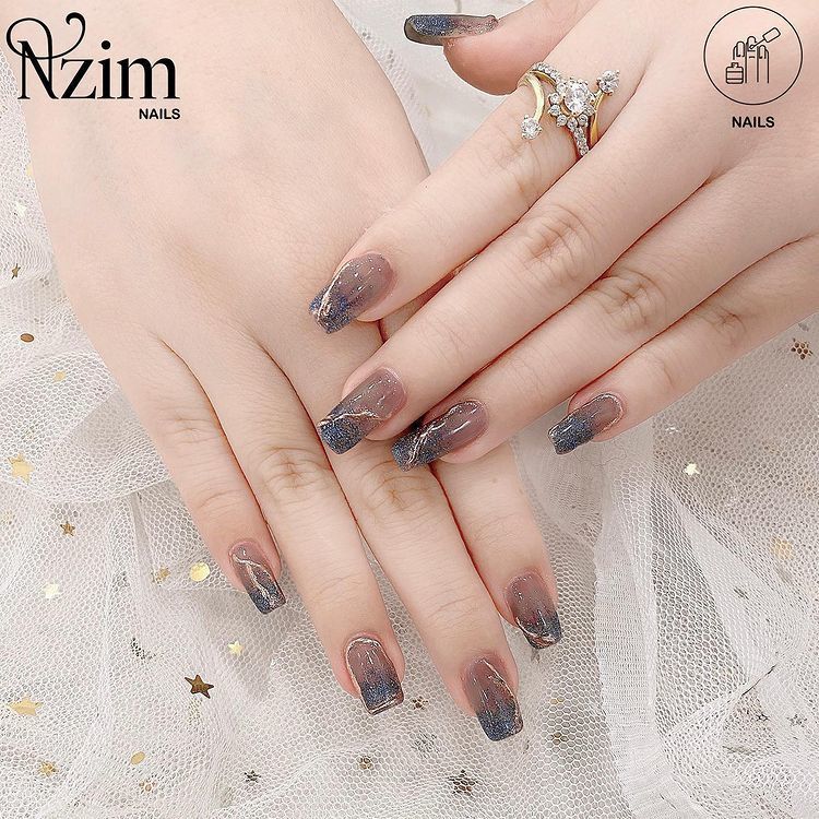 10 mẫu nail dẫn đầu xu hướng năm 2021. Bộ nail kết hợp giữa sắc thái thanh lịch và cá tính, phù hợp với phong cách thời trang của phái đẹp. Cập nhật ngay mẫu nail hot hit tại salon!
