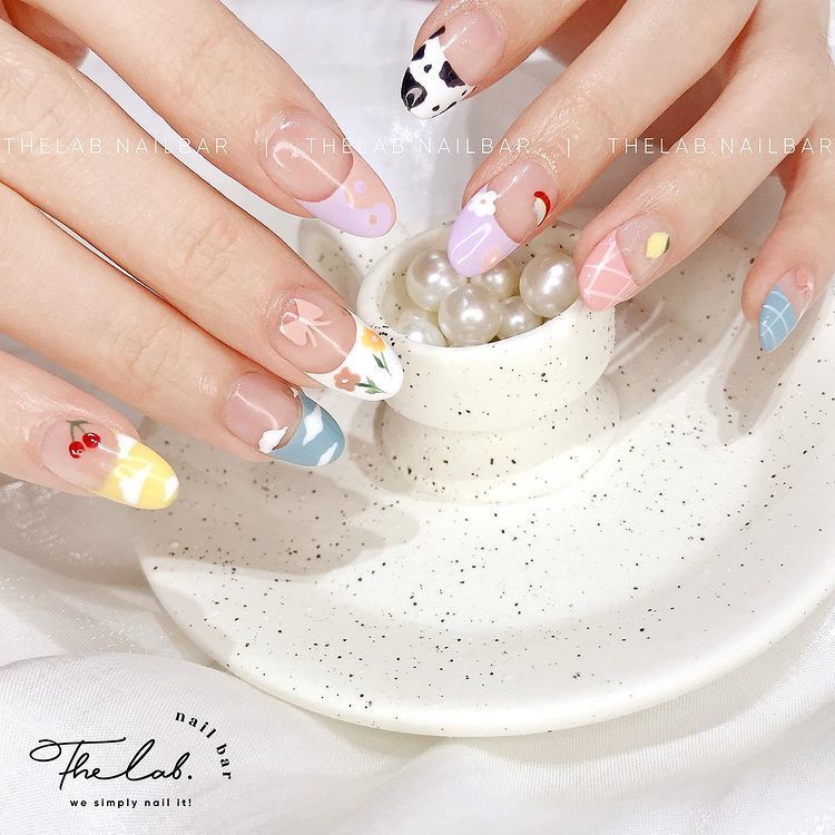 Bộ nail đa dạng họa tiết xinh xắn, từ màu sắc pastel nhẹ nhàng đến những chi tiết độc đáo, phản ánh gu thẩm mỹ thời thượng cho năm 2021. Cập nhật ngay những mẫu nail đang hot để thể hiện cá tính của bạn.