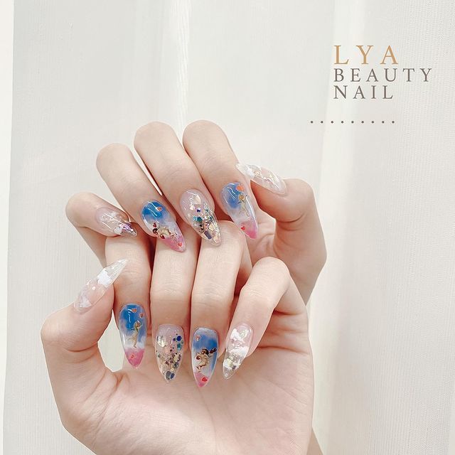 10 mẫu nail dẫn đầu xu hướng năm 2021 được giới thiệu bởi LYA BEAUTY NAIL. Bộ nail đa sắc từ thành lịch đến cá tính, phản ánh gu làm đẹp hiện đại của chị em, mang đến lựa chọn phong phú và hot hit cho mùa đầu năm.