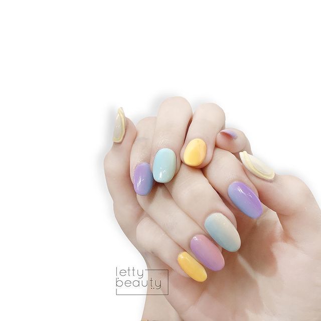 Bộ nail với nhiều màu sắc nhẹ nhàng, phong cách thanh lịch và cá tính, phù hợp với xu hướng làm đẹp năm 2021, thể hiện gu làm đẹp của phái nữ. Khám phá ngay các mẫu nail đang hot tại các salon.
