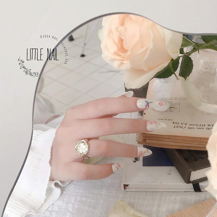 Bộ nail thịnh hành năm 2021 với thiết kế thanh lịch và cá tính. Những mẫu nail ấn tượng từ salon, thể hiện gu thẩm mỹ tinh tế của chị em, kết hợp hoàn hảo với phụ kiện. Xem ngay để chọn lựa cho mình.