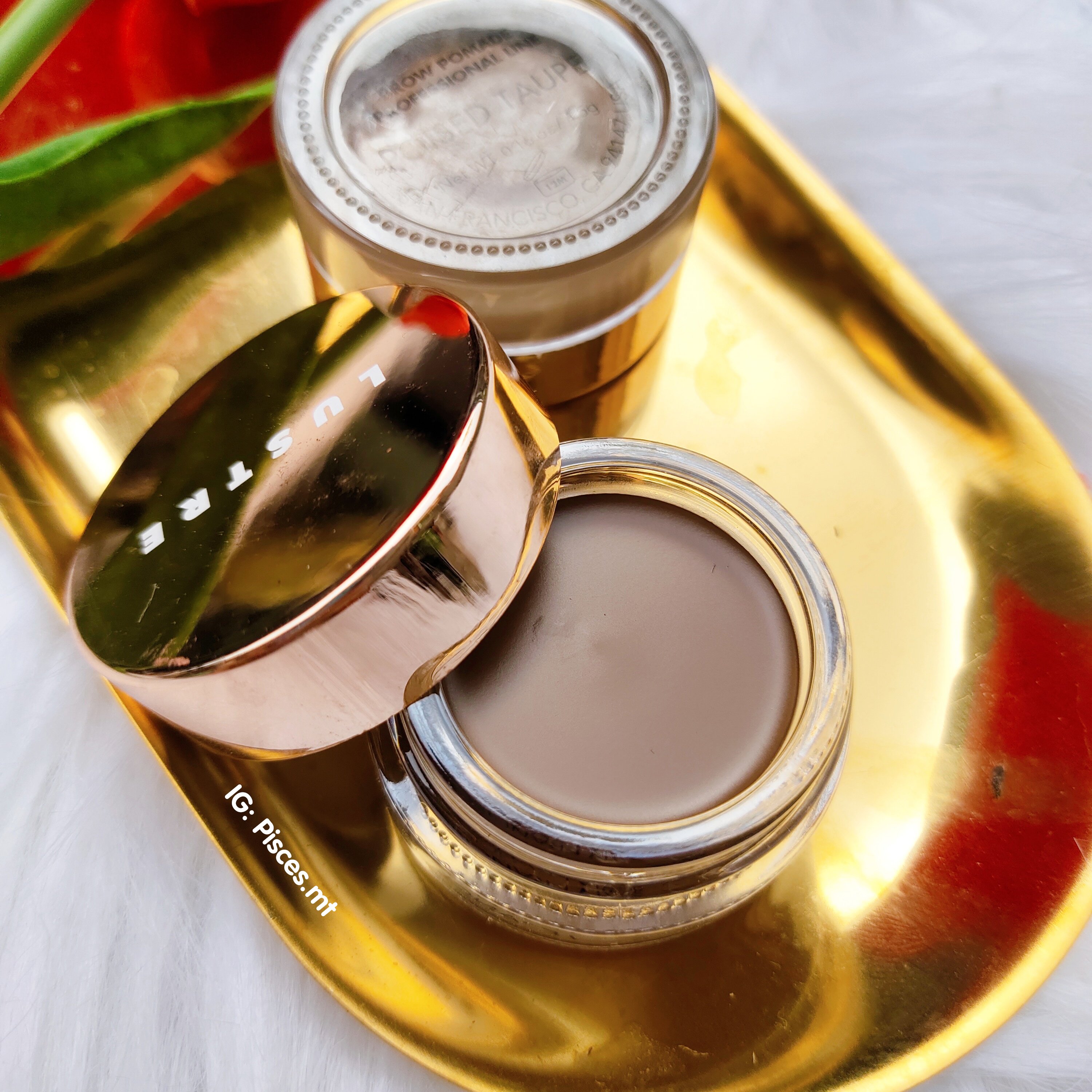 Gel kẻ chân mày Lustre Brow Pomade Professional Line – sản phẩm yêu thích từ thương hiệu mỹ phẩm chuyên nghiệp Lustre. Cùng khám phá độ xịn của gel này giúp trang điểm hoàn hảo, chống trôi khi có da dầu.