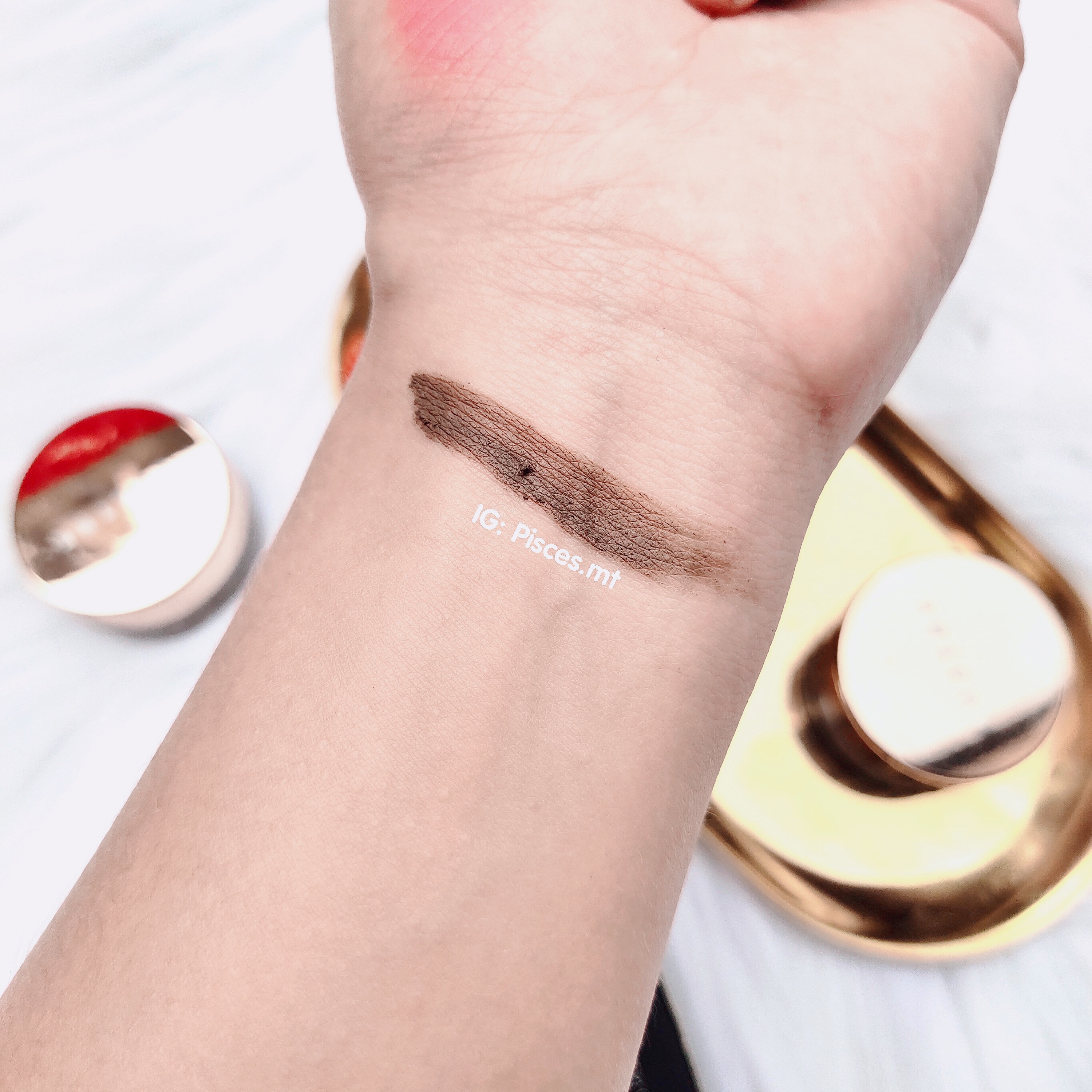 Trên tay là gel kẻ mày Lustre Brow Pomade Professional Line, sản phẩm được yêu thích trong bộ sưu tập mỹ phẩm Lustre. Đường nét kẻ lông mày thể hiện độ bám màu và chính xác, lý tưởng cho những tín đồ yêu thích makeup chuyên nghiệp.