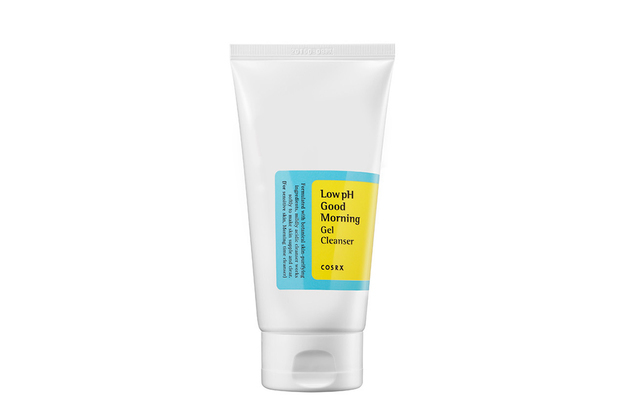 Bổ sung quy trình chăm sóc da Châu Á với sữa rửa mặt Low pH Good Morning Gel Cleanser từ COSRX, giúp làm sạch hiệu quả và duy trì độ pH của da, phù hợp với các bước dưỡng da hàng ngày cho làn da khỏe mạnh.