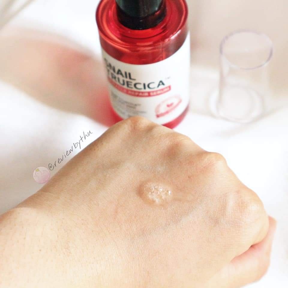 Serum Some By Mi Snail Truecica Miracle Repair Serum đang được thử nghiệm trên tay, giúp hồi sinh làn da sau mụn hiệu quả. Bài viết này sẽ cung cấp review về sản phẩm, giá cả và công dụng xóa thâm sau khi sử dụng.