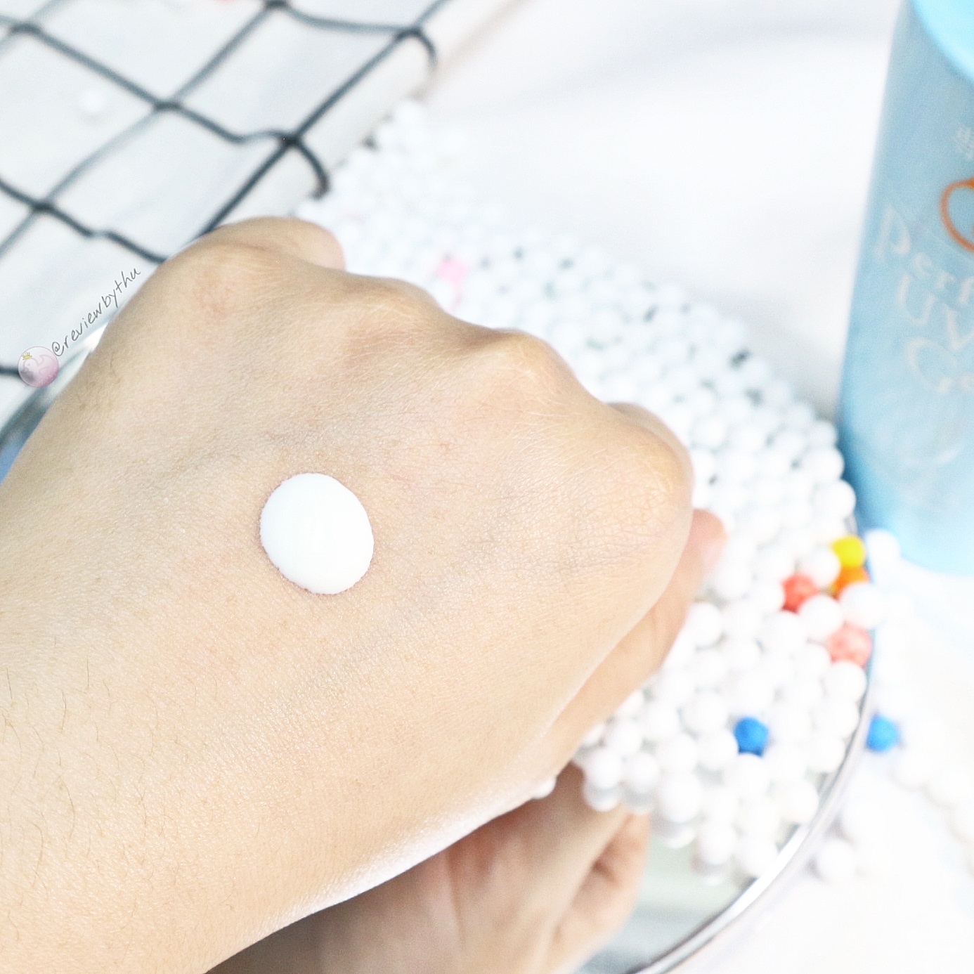 Gel chống nắng Senka vỗ nhẹ lên tay, tạo lớp bảo vệ da tốt và nâng tone nhẹ nhàng, là sản phẩm không thể thiếu trong mùa hè. Review sản phẩm kem chống nắng này trên nền tảng reviewmypham để biết thêm chi tiết.