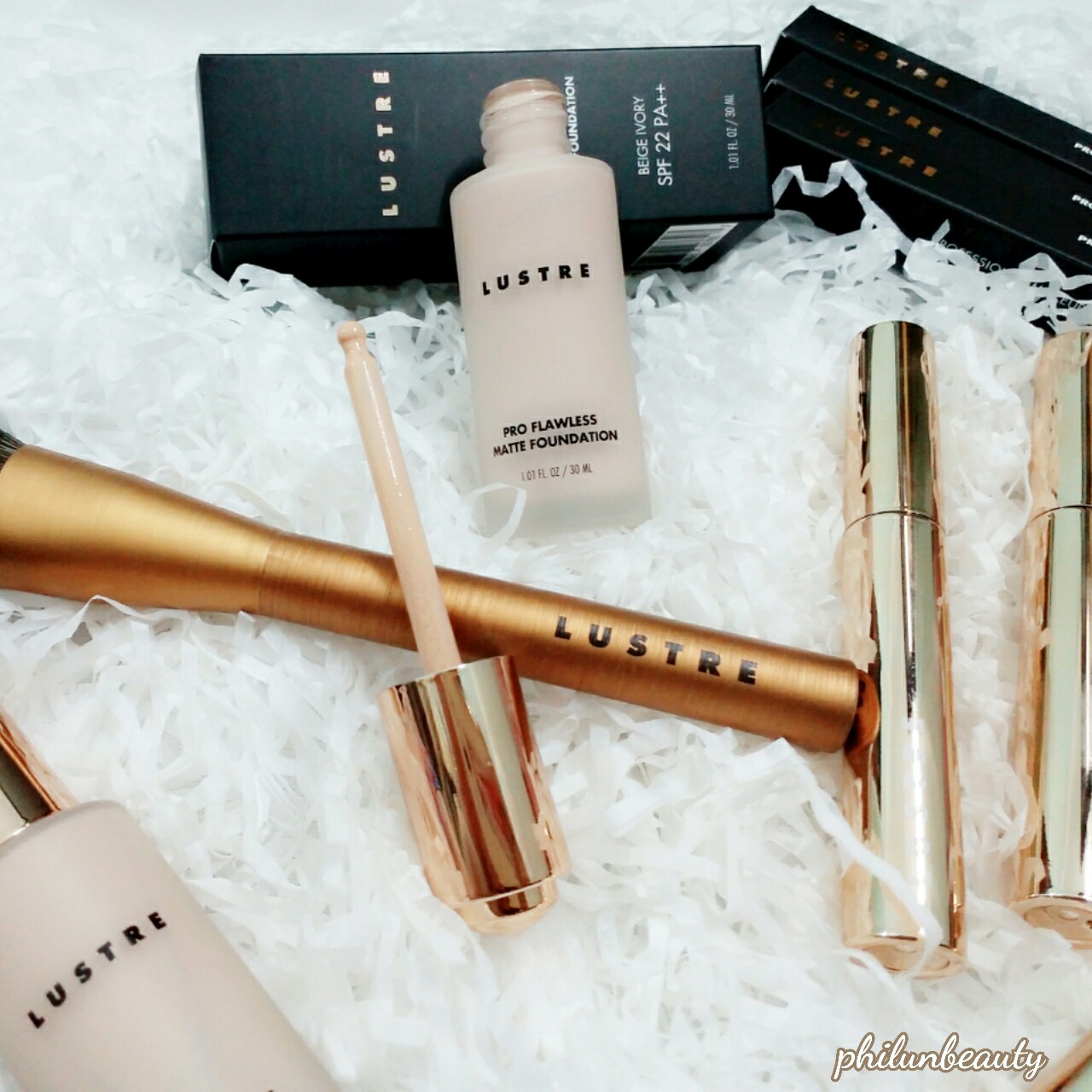 Bộ sản phẩm trang điểm LUSTRE bao gồm kem nền Pro Flawless Matte Foundation, son và các dụng cụ trang điểm nổi bật, phản ánh sự yêu thích của các Beauty Blogger với mỹ phẩm Lustre. Hãy khám phá ngay trong bài viết đánh giá Lustre Makeup.