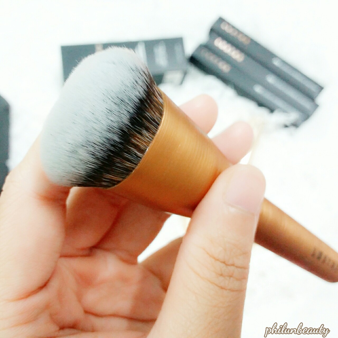 Cọ trang điểm của Lustre Makeup trong bài viết "Soi" cảm nhận siêu thật mỹ phẩm Lustre từ cô nàng "nghiện" Makeup. Cùng khám phá những sản phẩm trang điểm nổi bật của Lustre qua những lời review và cảm nhận chân thực!