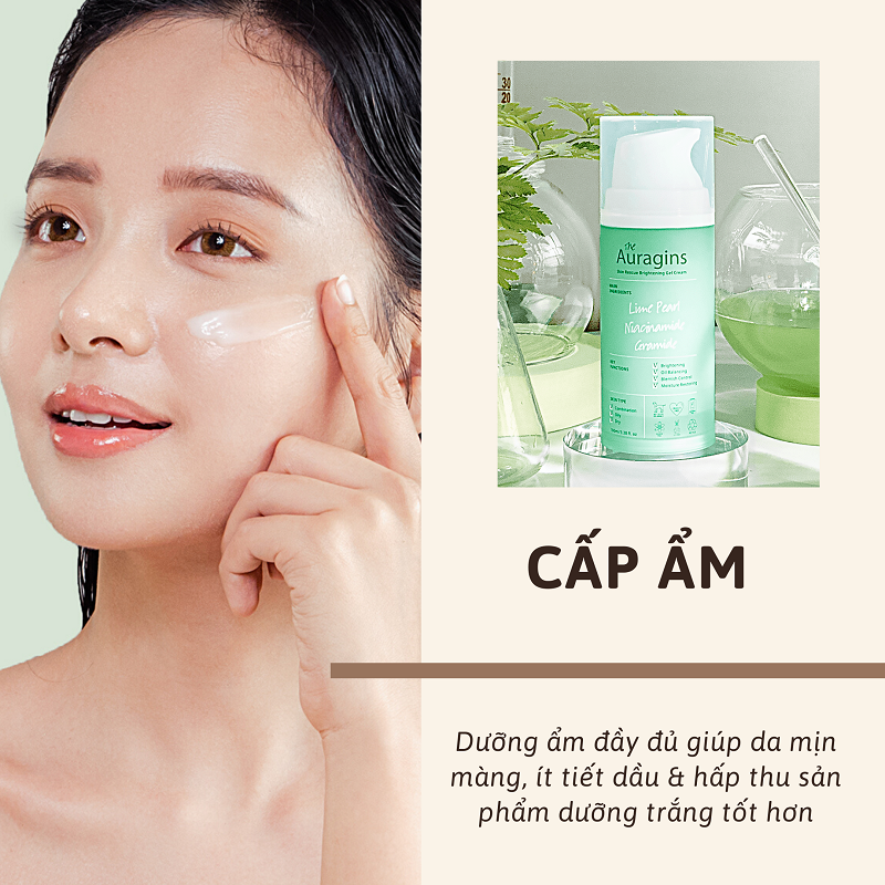 Cô gái trẻ chăm sóc da mặt với sản phẩm cấp ẩm, giới thiệu lợi ích của việc dưỡng trắng da hiệu quả. Quy trình skincare giúp làm sạch da, tẩy tế bào chết, và bảo vệ khỏi tác hại của ánh nắng.